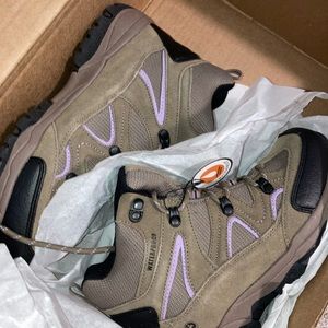 Water proof women’s hiking boot. Size 8.5 brand new never worn !